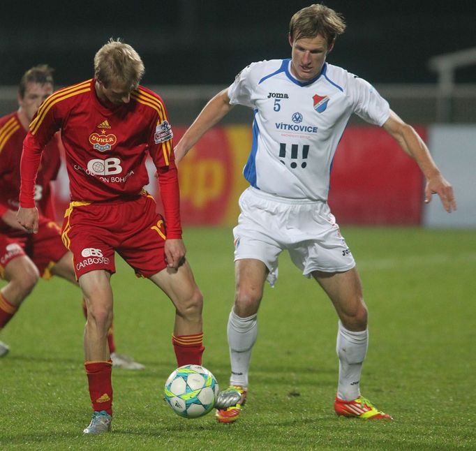 Fotbalista Dukly Praha Tomáš Berger (vlevo) v souboji s Petrem Machem v utkání proti Baníku Ostrava ve 14. kole Gambrinus ligy 2012/13.