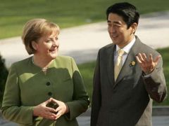 Japonský premiér Šinzo Abe a německá kancléřka Angela Merkelová na summitu G8 v Heiligendammu.