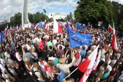 "Místo Putina máme liliputa". Tisíce Poláků protestovaly proti podřízení soudů vládní straně