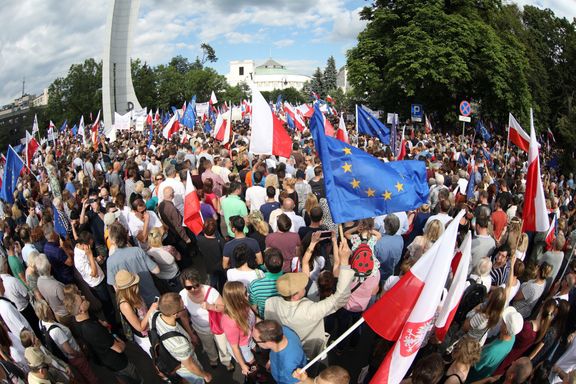 Demonstranti před budovou polského parlamentu ve Varšavě.