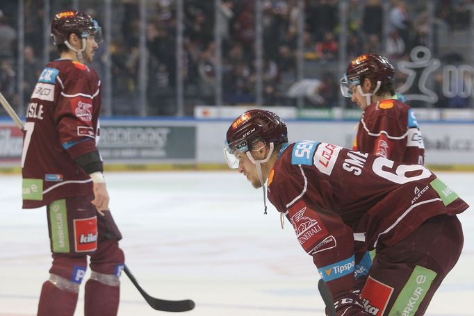 38. kolo hokejové extraligy 2018/19, Sparta - Kometa: Zklamaní sparťané (v popředí Jiří Smejkal)