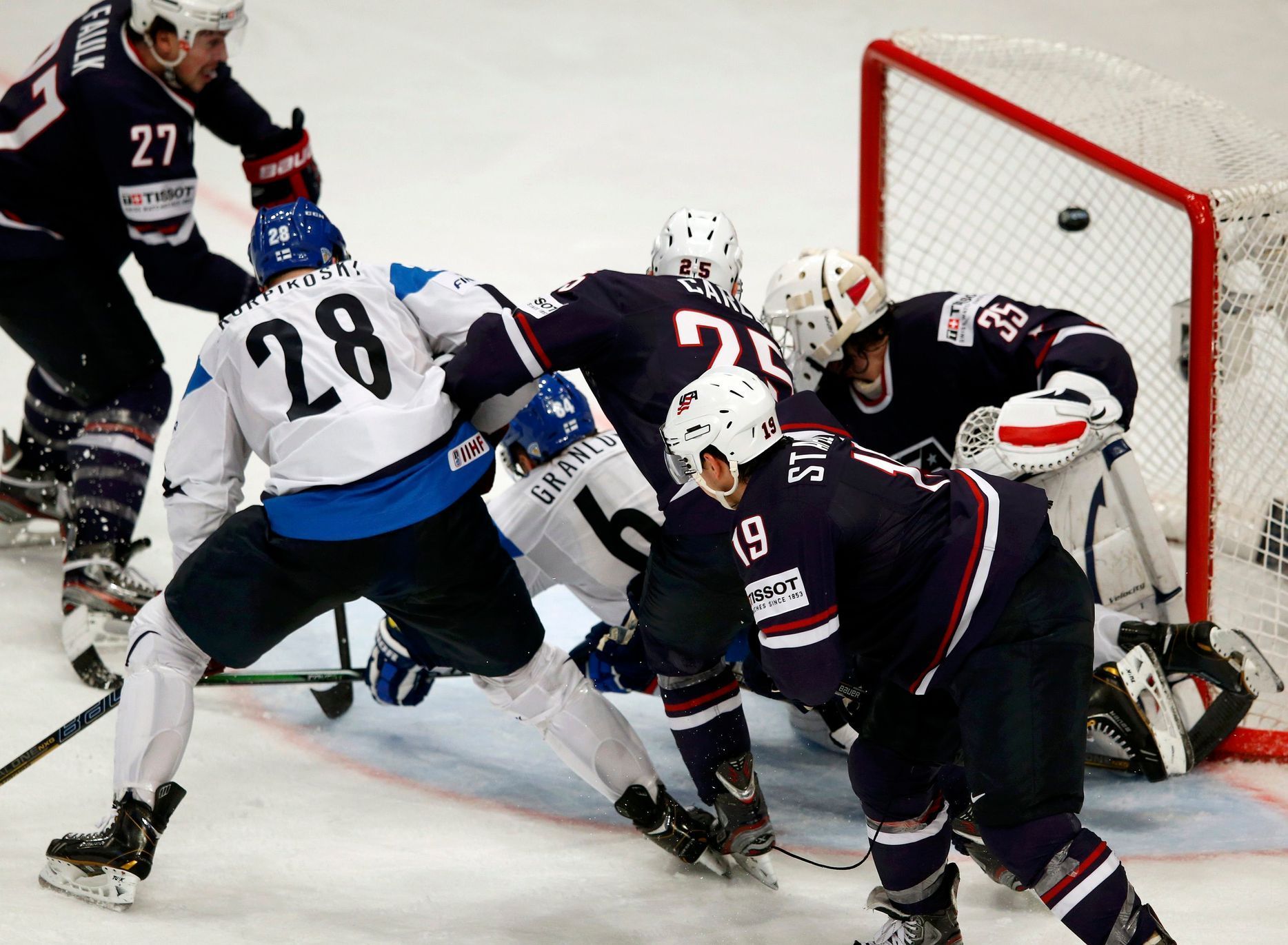 Hokej, MS 2013, USA - Finsko: Lauri Korpikoski (28) dává gól na 2:1