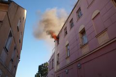 Při požáru bytu hasiči zachraňovali pár důchodců