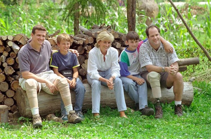 Lady Diana, princezna z Walesu, pózuje fotografům s Kenem Rutherfordem (vlevo), dvěma chlapci, kteří se stali oběťmi nášlapných min. Bosna, 9. 8. 1997