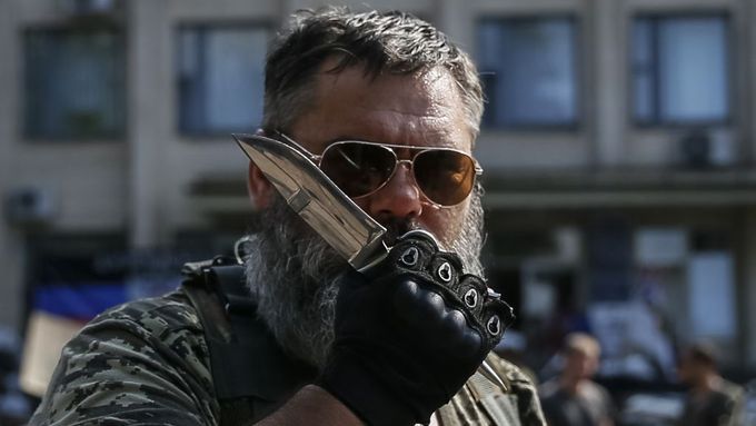 Proruský ozbrojenec s nožem na náměstí v Kramatorsku.