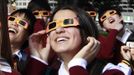 Schoolchildren look at the planet Venus transiting across the sun at Sydney's Observatory June 6, 2012. The planet Venus made a slow transit across the face of the sun on Tuesday, the last such passing that will be visible from Earth for 105 years. REUTERS/Daniel Munoz (AUSTRALIA - Tags: ENVIRONMENT SCIENCE TECHNOLOGY SOCIETY) Published: Čer. 6, 2012, 4:02 dop.