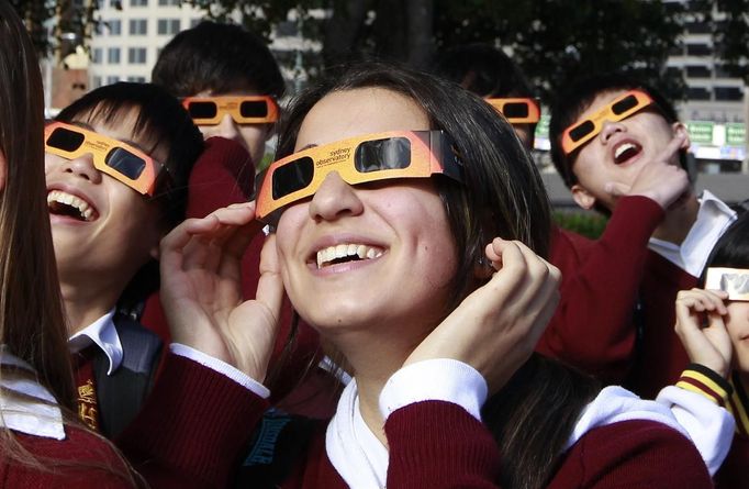 Schoolchildren look at the planet Venus transiting across the sun at Sydney's Observatory June 6, 2012. The planet Venus made a slow transit across the face of the sun on Tuesday, the last such passing that will be visible from Earth for 105 years. REUTERS/Daniel Munoz (AUSTRALIA - Tags: ENVIRONMENT SCIENCE TECHNOLOGY SOCIETY) Published: Čer. 6, 2012, 4:02 dop.