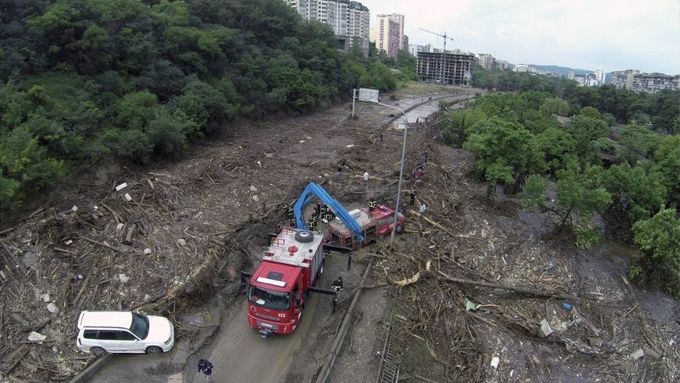 Centrum gruzínské metropole Tbilisi zavalily tuny bahna, vyvrácené stromy, zdemolovaná auta a trosky pobořených domů. Zemřelo 12 lidí. Podívejte se, jak teď město vypadá z výšky.