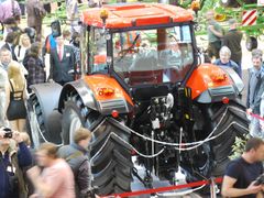 Nový traktor, který traktor začíná vyrábět, je zatím největší a nejsilnější