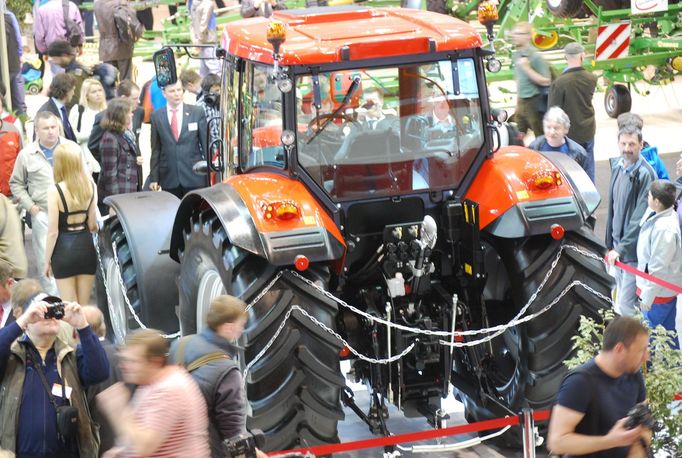 Nový traktor, který traktor začíná vyrábět, je zatím největší a nejsilnější