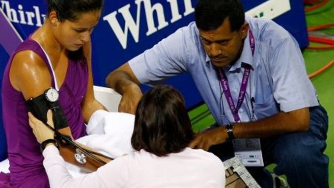 Lékaři měří srbské tenisce Aně Ivanovičové tlak v utkání Turnaje mistrů proti Věře Zvonarevové.