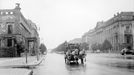 Kočár tažený koňmi na ulici Unter den Linden v Berlíně, 1956. V pozadí viditelná Braniborská brána.