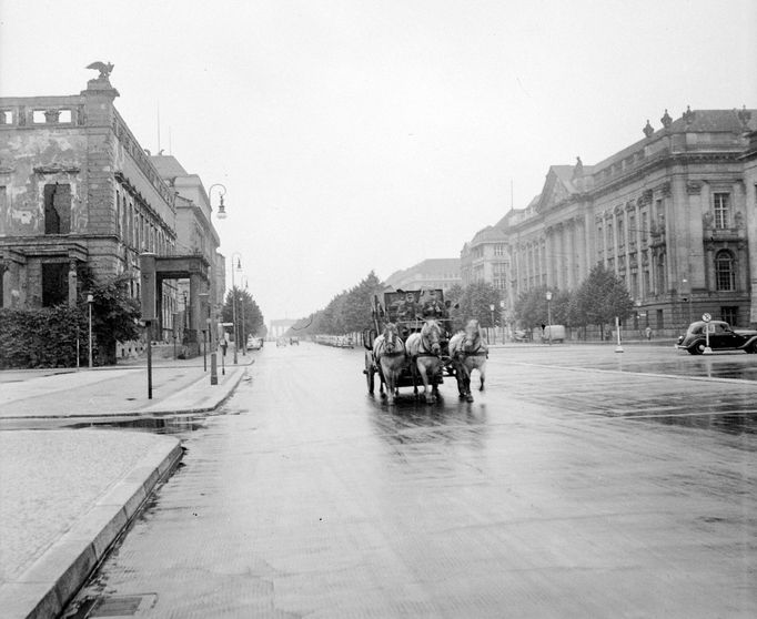 Kočár tažený koňmi na ulici Unter den Linden v Berlíně, 1956. V pozadí viditelná Braniborská brána.