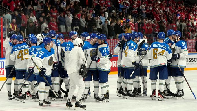 Kazašská reprezentace po vítězství nad Norskem na hokejovém MS 2023