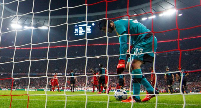 Arsenal's Petr Cech looks dejected after Thomas Muller scored the second goal for Bayern Munich