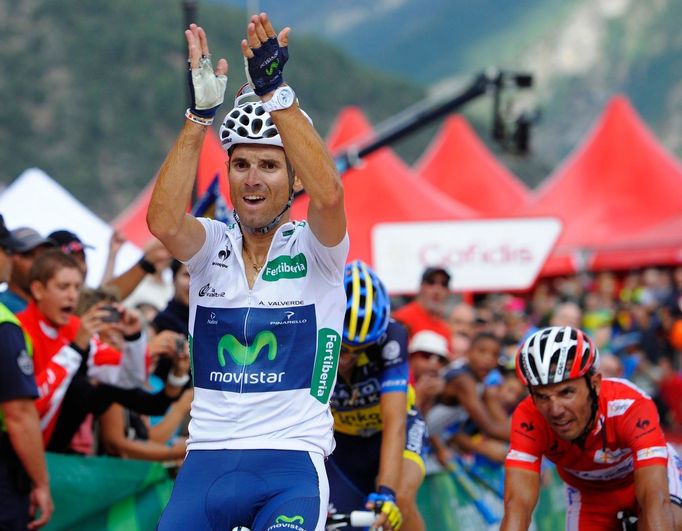 Španělský cyklista Alejandro Valverde ze stáje Movistar se raduje z vítězství v osmé etapě Vuelty 2012.