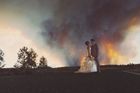 Svatbu ohrožoval požár. Novomanželé se místo evakuace fotili