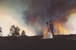 Svatbu ohrožoval požár. Novomanželé se místo evakuace fotili