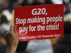 Účastnící protestů proti konání summitu G20 dávali jasně na vědomí, co si myslí o tom, kdo by měl za celosvětovou finanční krizi platit