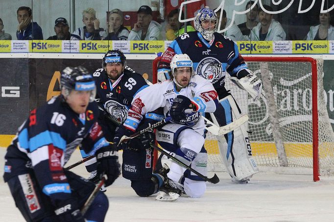 4. semifinále play off extraligy 2018/19, Kometa Brno - Liberec: Petr Kolmann (59) a Alexandre Mallet před brankářem Romanem Willem