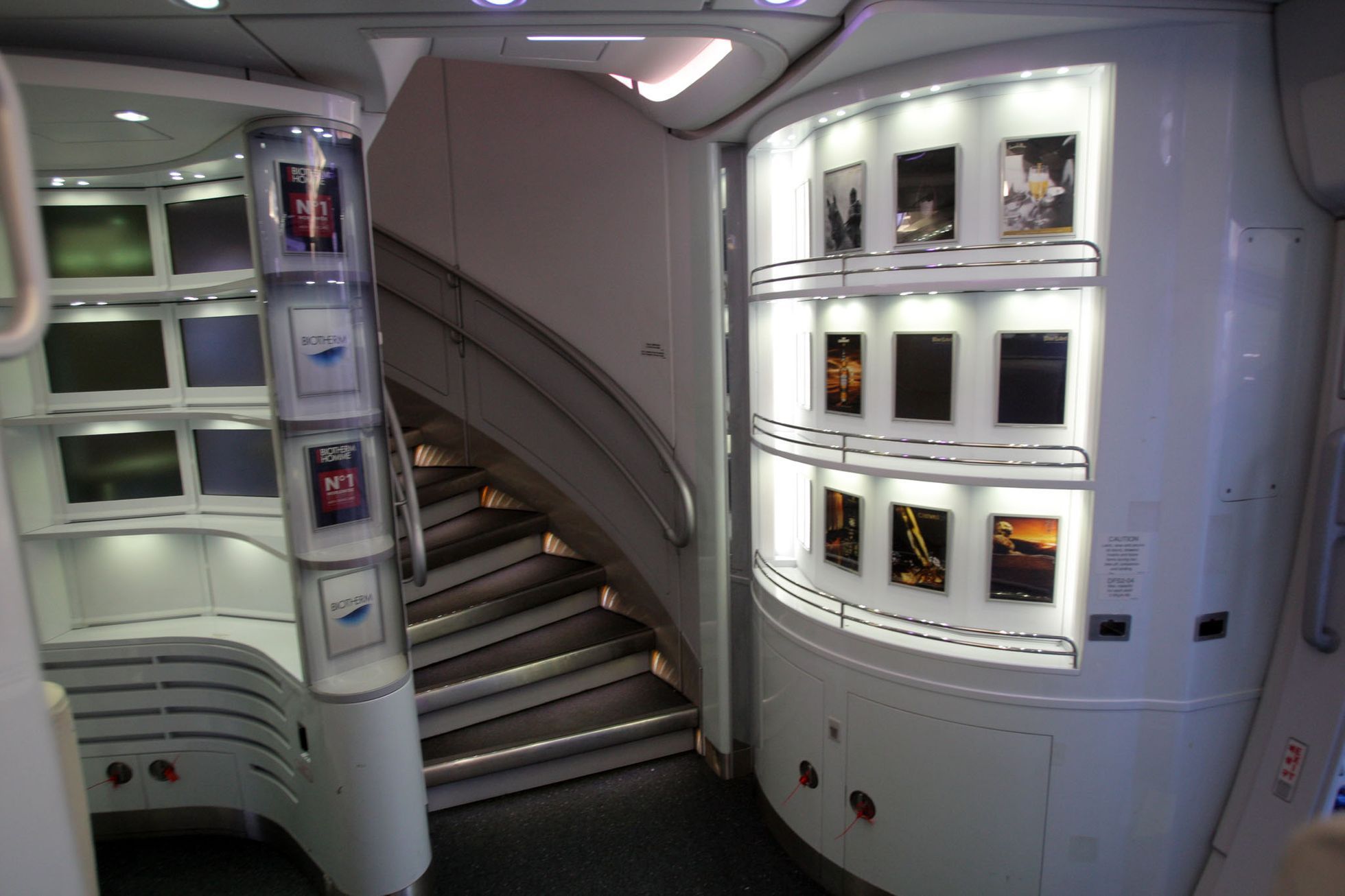 Airbas 380 přistál v Praze