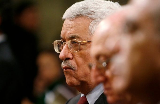 Palestinský prezident Mahmúd Abbás na půlnoční mši v Betlémě. Předtím vyzval ke smíření a ustavení Palestinského státu roku 2008.