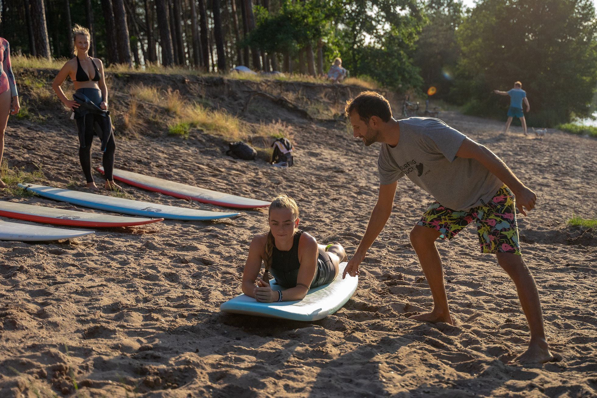 Surfaři místo na Bali trénují na českém rybníce