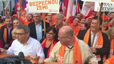 Zaskočený Zaorálek a Okamura jako oběť cenzury. Jak politici bojují o voliče s nízkými příjmy