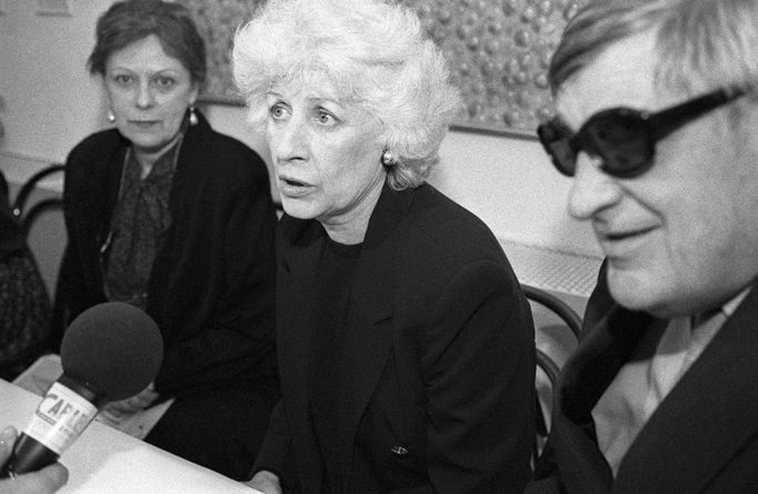 Milena Černá, ředitelka nadace, Olga Havlová a Klement Lukeš, člen správní rady nadace, pravděpodobně na tiskové konferenci, rok 1994 či 1995.