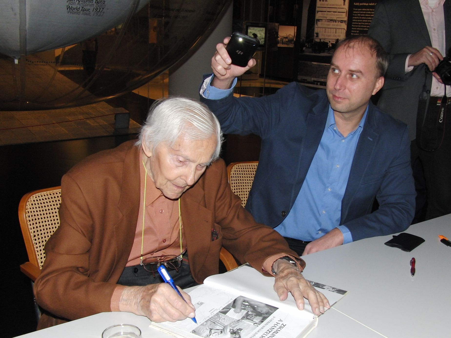 Cestovatel Miroslav Zikmund na křtu ve Zlíně (7. listopadu 2016)