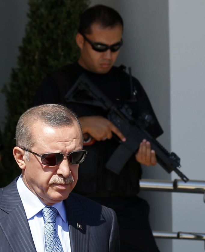 Útok na stoupence Mursího ostře odsoudil turecký premiér Recep Tayyip Erdogan. Při nedávném zásahu proti demonstrantům v parku Gezi v Istanbulu přitom "jeho" policie zranila několik lidí.