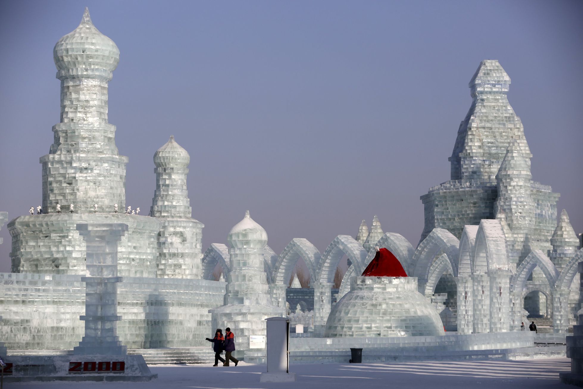 Ледяные скульптуры в харбине. Ледяные замки в Харбине. Harbin International Ice and Snow Sculpture Festival. Харбин дворец льда. Фестиваль льда и снега в Харбине.