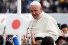 Papež v Japonsku vyzval k likvidaci jaderných zbraní. Šíří strach a nedůvěru, řekl