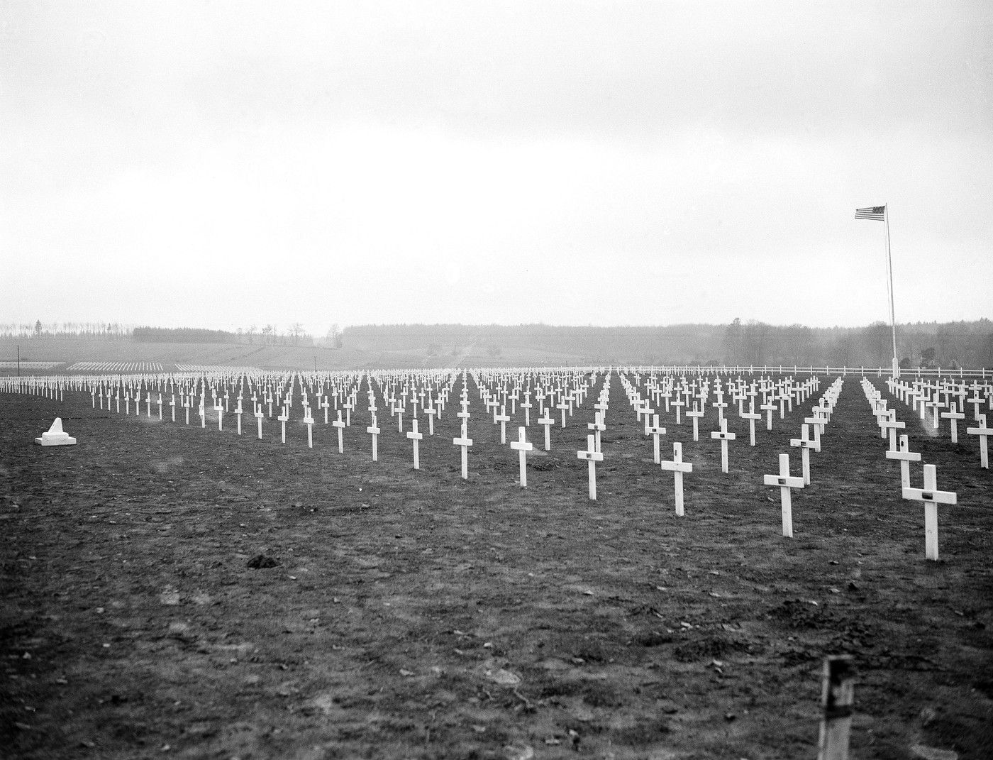 Hřbitov u Bastogne v Belgii, 25. listopadu 1945. Kříže označují hroby Američanů padlých v bitvě v Ardenách během druhé světové války.