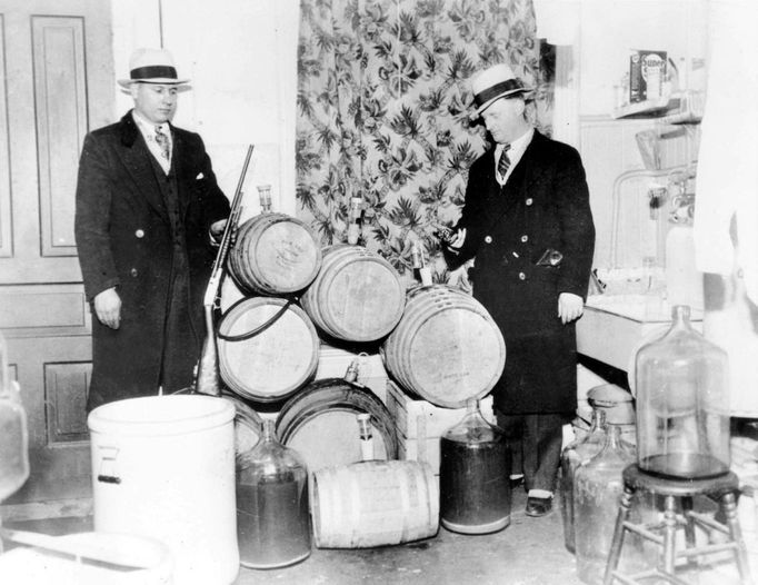 8 Titulek: Prohibition Popis: Confiscation d' alcool pendant la prohibition aux USA 1920-1933 : dans un atelier de contrebande d'alcool des inspecteurs viennent confisquer des tonneaux afin de faire respecter la loi contre l'alcool --- Prohibition in USA 1920-1933 : confiscation of smuggled alcohol