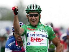 Australský cyklista Robbie McEwen se raduje ze svého druhého etapového vítězství na 58. ročníku Tour de France.