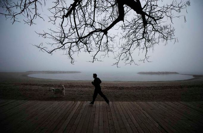 Jogging během jednoho mlhavého dne u pláží kanadského Toronta.