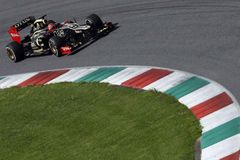 Maldonado překvapil v kvalifikaci, vyhrál Hamilton
