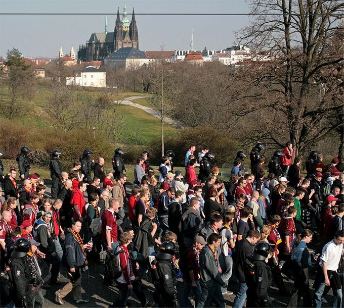 Automobilová doprava se na chvíli zastavila. Kordon policistů vedl dav po silnici v širším okolí Pražského hradu (na snímku ul. Keplerova)