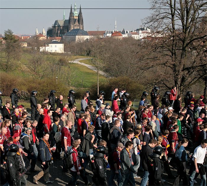 Fanoušci Sparty pochodují na Strahov