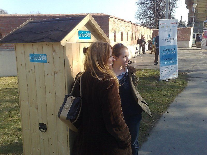 UNICEF vybíral na záchodky
