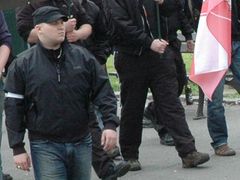 Jan Dufek s bílou pořadatelskou páskou, jak jej vyfotili příznivci hnutí Antifa při demonstraci Dělnické strany 1. května 2008 v Praze