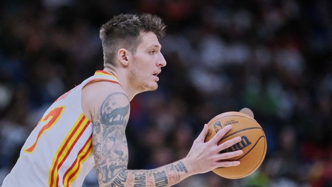 Vít Krejčí v zápase Atlanty v NBA na hřišti New Orleans