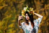 Žena si fotí selfie v jednom z moskevských parků.