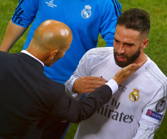 Real Madrid's coach Zinedine Zidane and Dani Carvajal during the match.