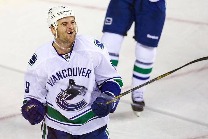 NHL, Calgary - Vancouver: Zack Kassian (9) slaví gól