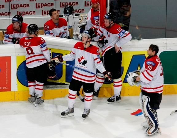 Zkalmání hráčů Kanady po finálové porážce od Ruska