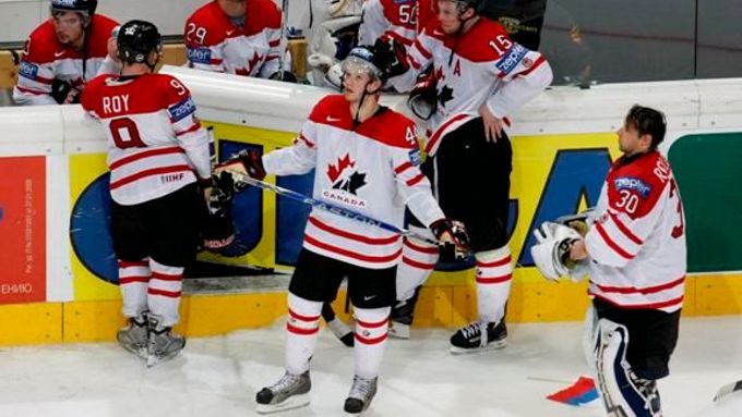 Zkalmání hráčů Kanady po finálové porážce od Ruska.