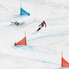 Padající Ramona Theresia Hofmeisterová z Německa a Ester Ledecká v semifinále paralelního obřího slalomu na ZOH 2018