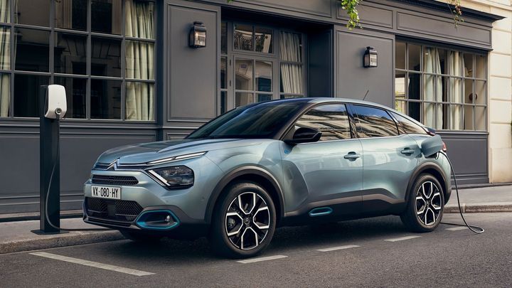 Francouzi dotahují elektrický VW ID.3. Citroën ë-C4 je levnější a má podobný dojezd